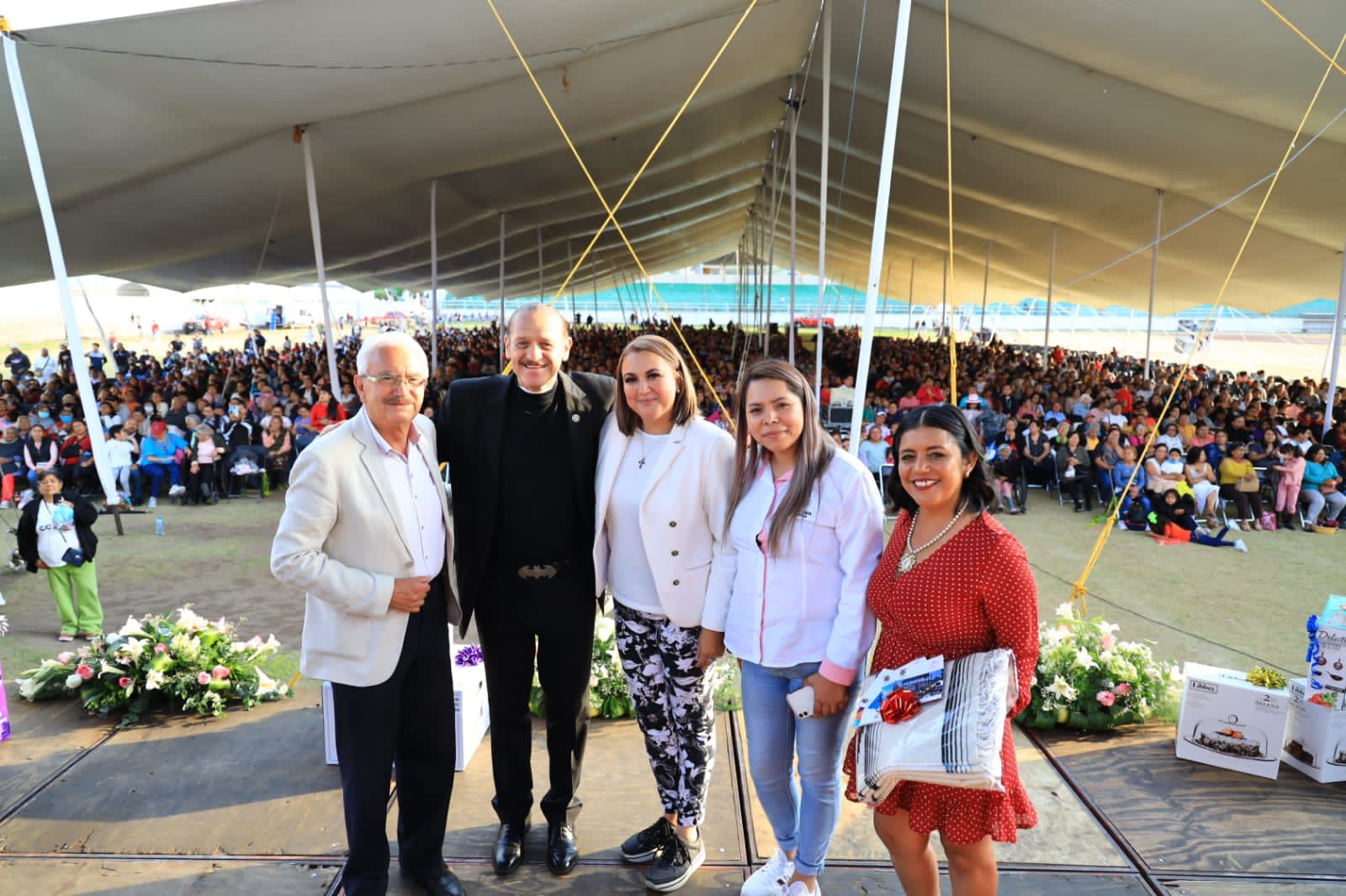 Deleita Teo González a las mamás de Chiautempan